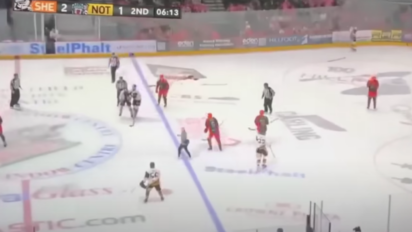 Nie żyje Amerykański hokeista! Przeciwnik w trakcie meczu przeciął mu szyję łyżwą!