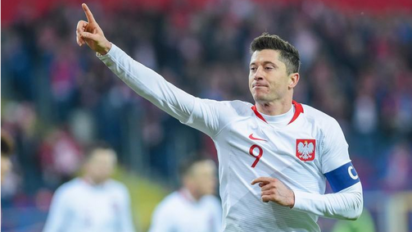 Zmarznięte dzieci na boisku - piękny gest Lewandowskiego