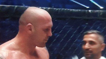 Szymona Bajor wygrywa z Viktorem Pestą po 3 rundach na KSW 89!