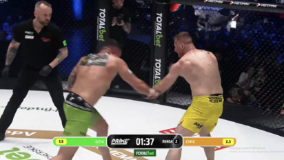 Chic leży na macie podczas liczenia Dzika i rezygnuje z walki!