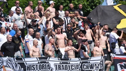 Skandal w Małopolsce! Kibole pobili wiceprezesa i wbili mu widelec w rękę