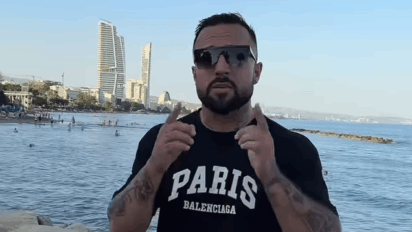 Hellboy zażenowany walką Alanika i Matrixa -