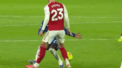 Batalia w derbach Londynu. Brutalny faul Caicedo