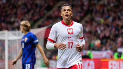 Ameyaw staje w obronie kolegi.