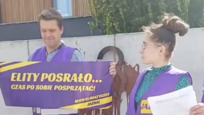 Dom Andziaks obrzucony sztuczną kupą - Aktywiści w akcji